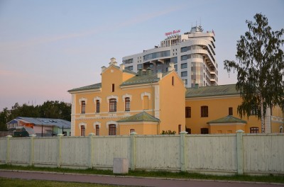 Петрозаводск сразу же удивляет наличием и сочетанием сразу нескольких архитектурных поколений