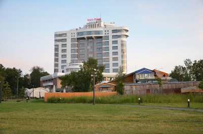 Петрозаводск сразу же удивляет наличием и сочетанием сразу нескольких архитектурных поколений