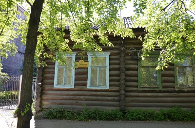 Петрозаводск сразу же удивляет наличием и сочетанием сразу нескольких архитектурных поколений